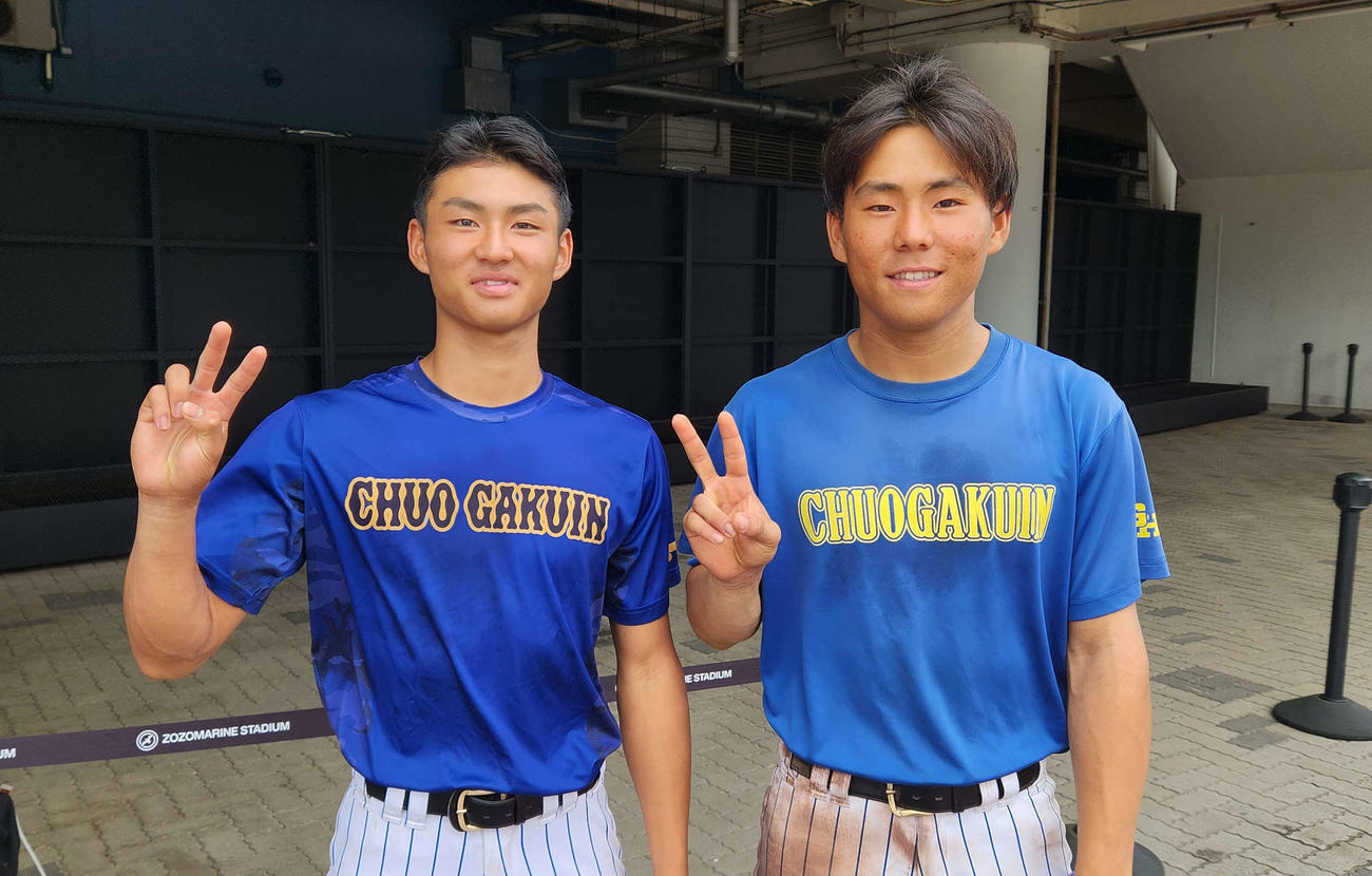 （左から）試合後に、笑顔でピースを見せる颯佐と正捕手の飯山（撮影・保坂淑子）