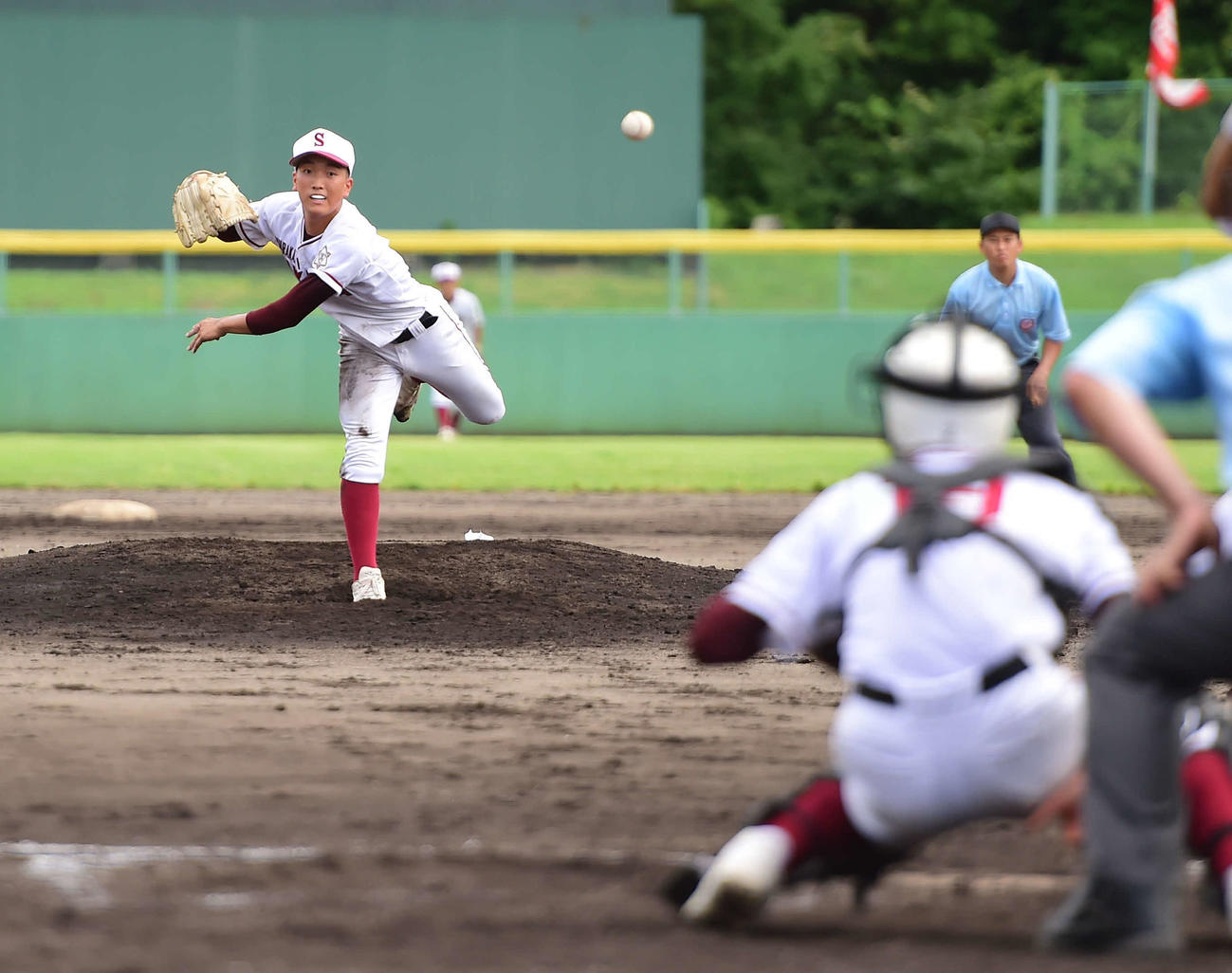 柏崎対村上桜ケ丘　力投する村上桜ケ丘・渡辺壮。捕手は渡辺航