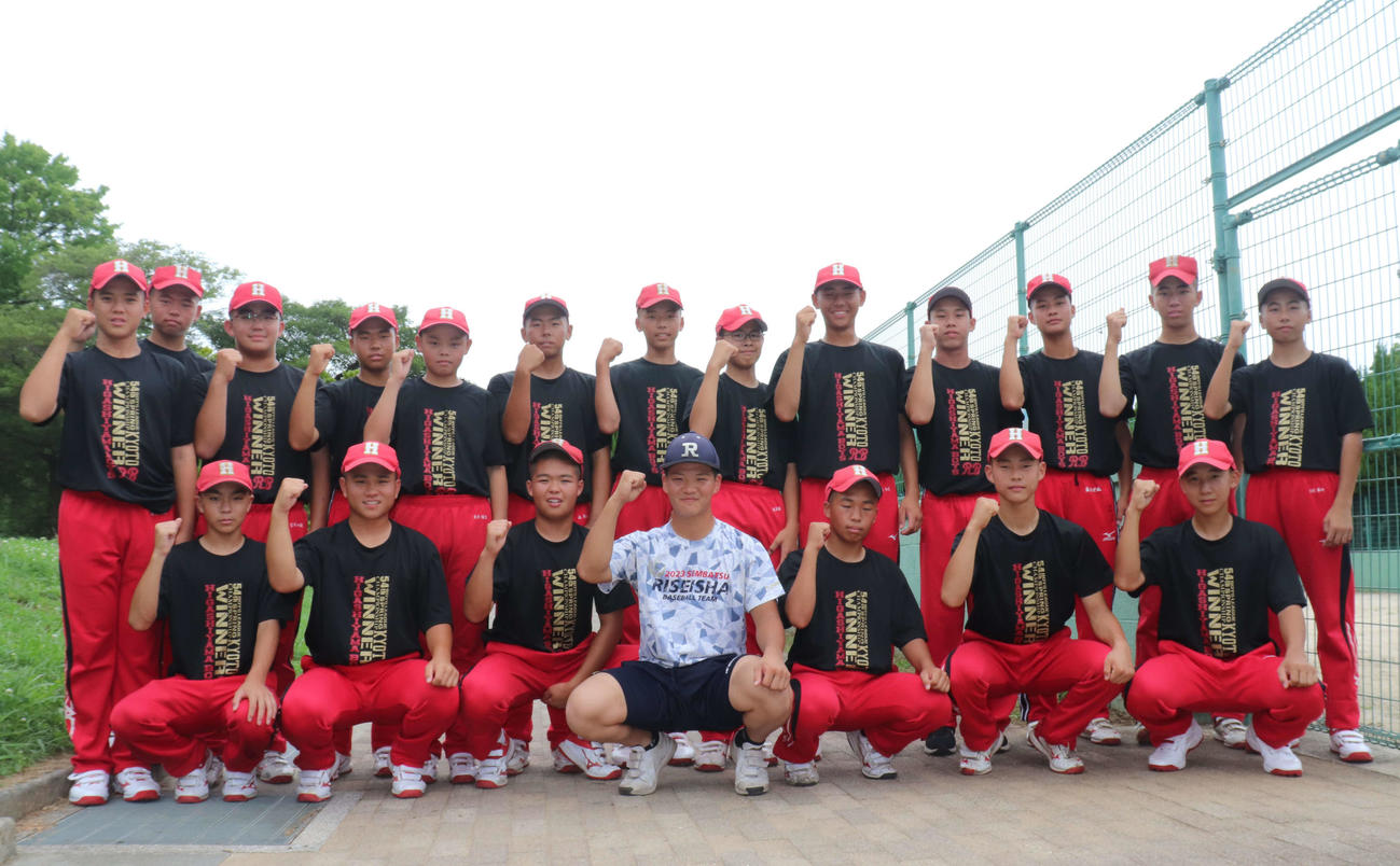 豊中対履正社　試合後、中学時代の古巣・京都東山ボーイズ・レッドベアーズの後輩たちと写真に収まる履正社・近沢（前列中央）（撮影・中島麗）