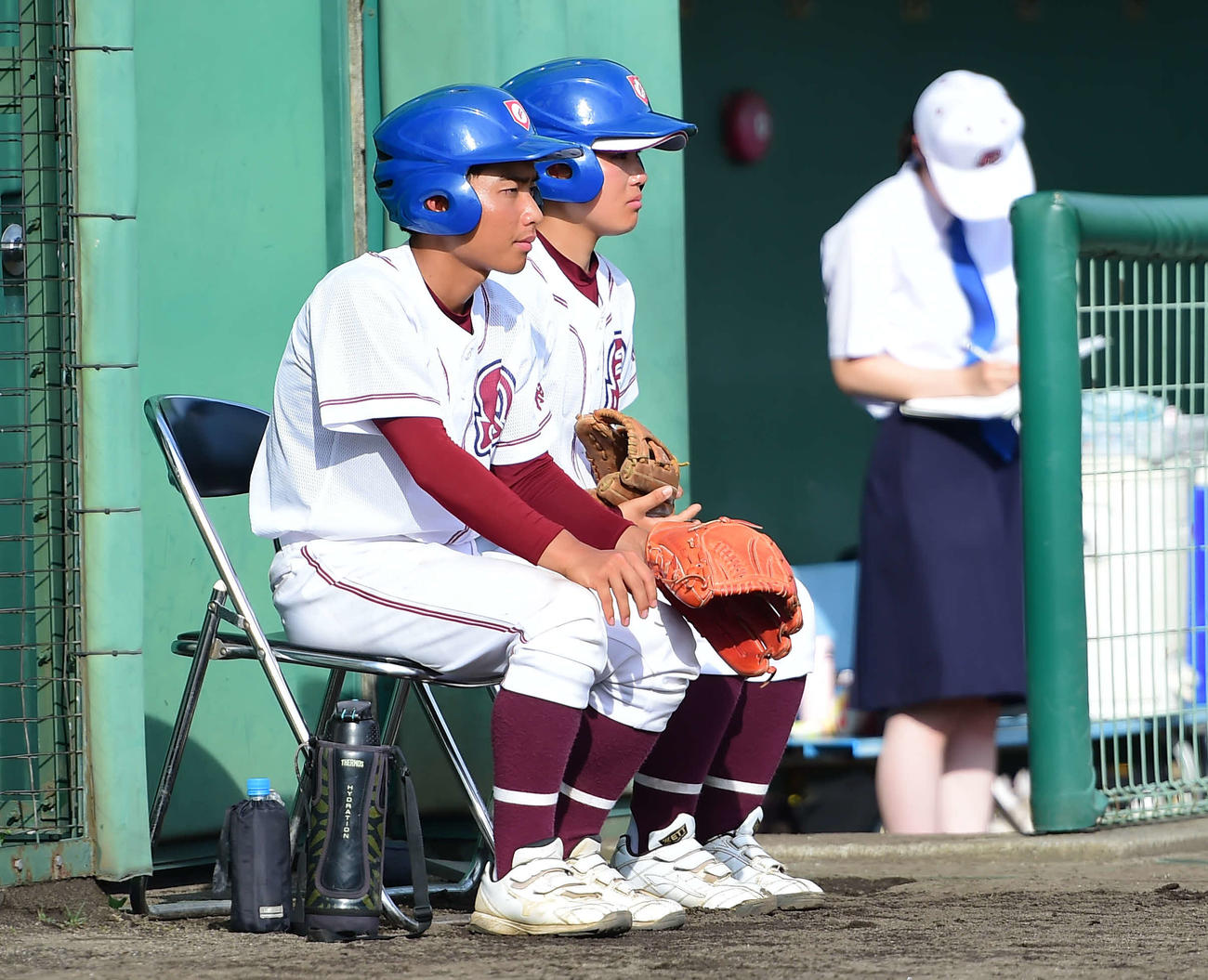 柏崎対村上桜ケ丘　ボールパーソンを務めた柏崎・長谷川（右）