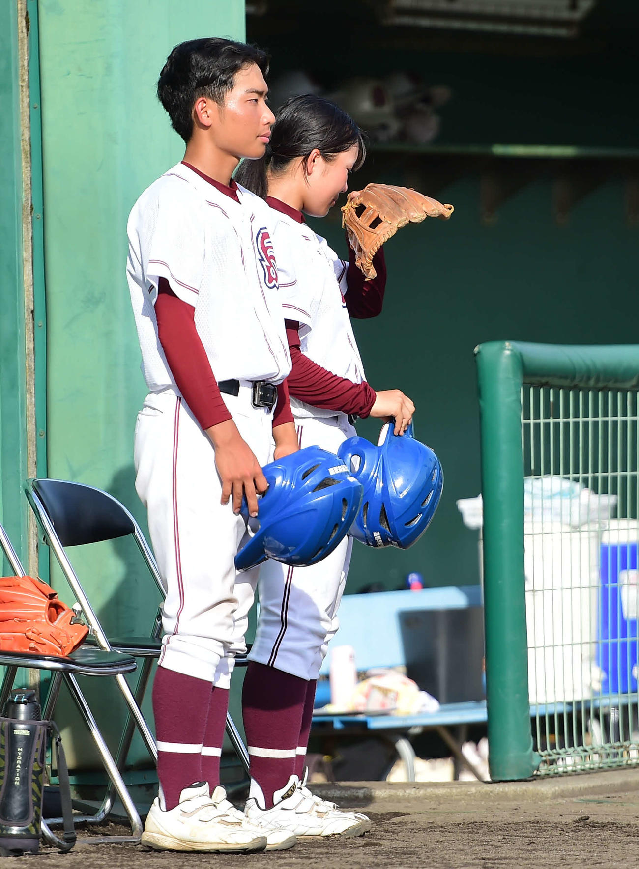 柏崎対村上桜ケ丘　試合に敗れ、涙を拭う柏崎・長谷川（右）