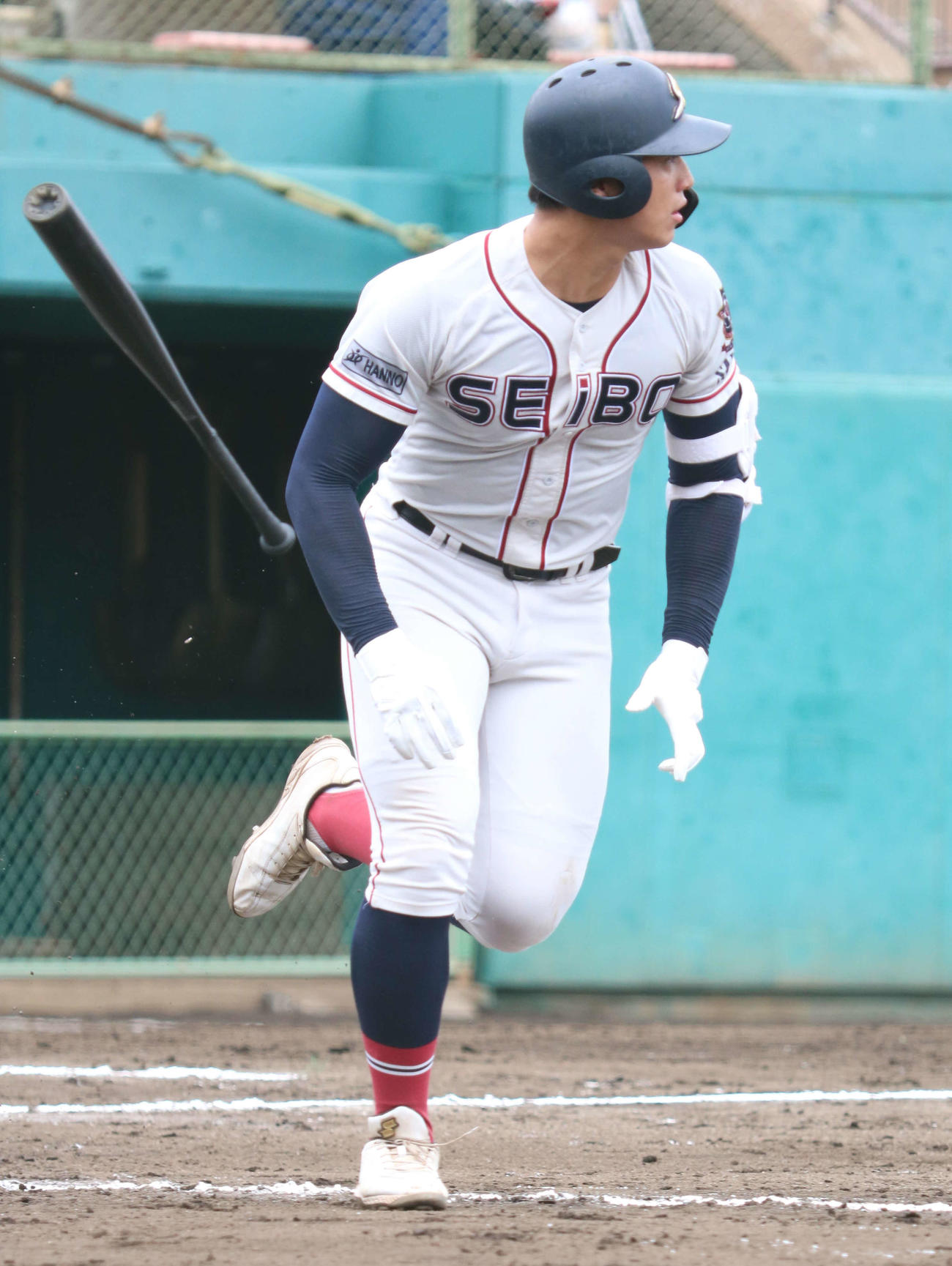 浦和西対聖望学園　1回裏聖望学園無死満塁、左越えに先制満塁本塁打を放つ中村（撮影・野見山拓樹）