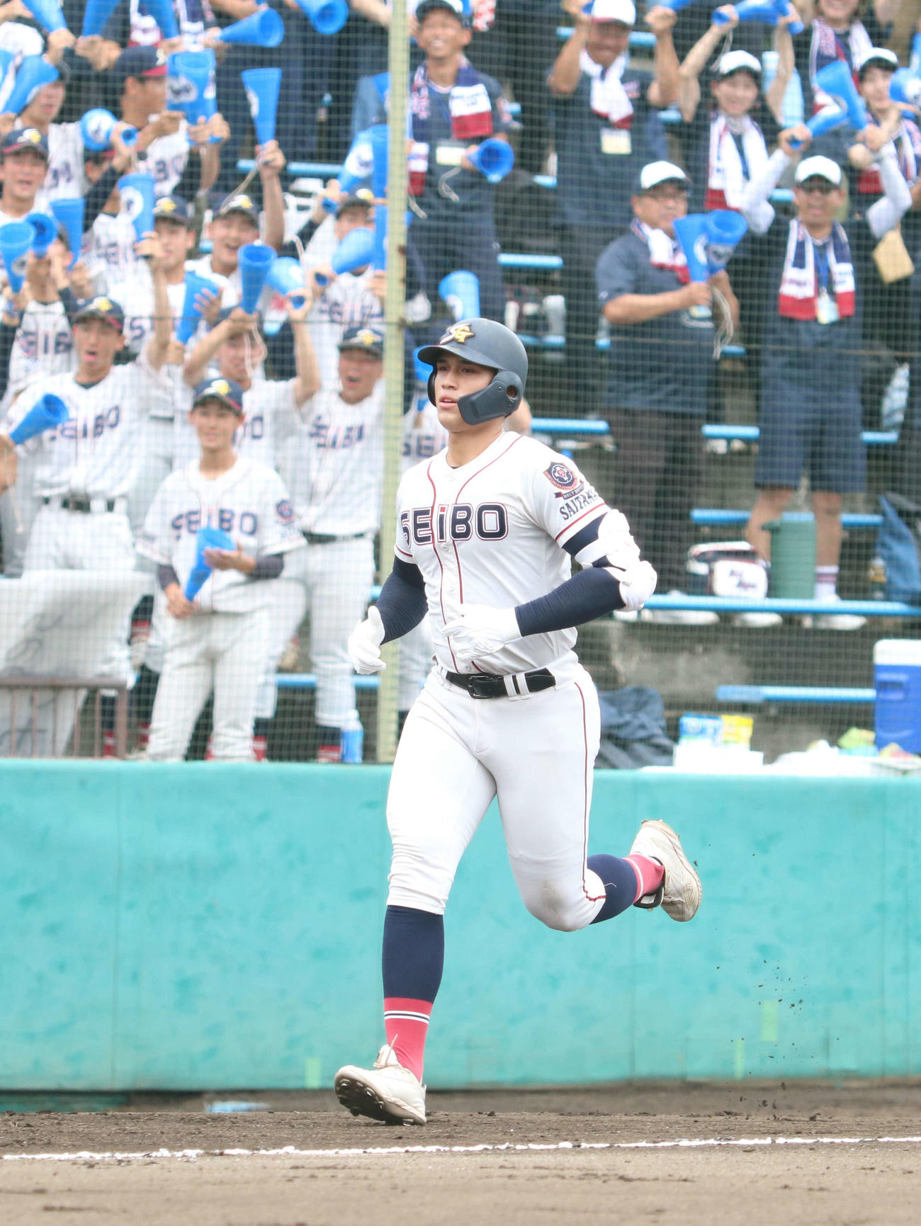 浦和西対聖望学園　1回裏聖望学園無死満塁、先制満塁本塁打を放った中村はダイヤモンドを回る（撮影・野見山拓樹）