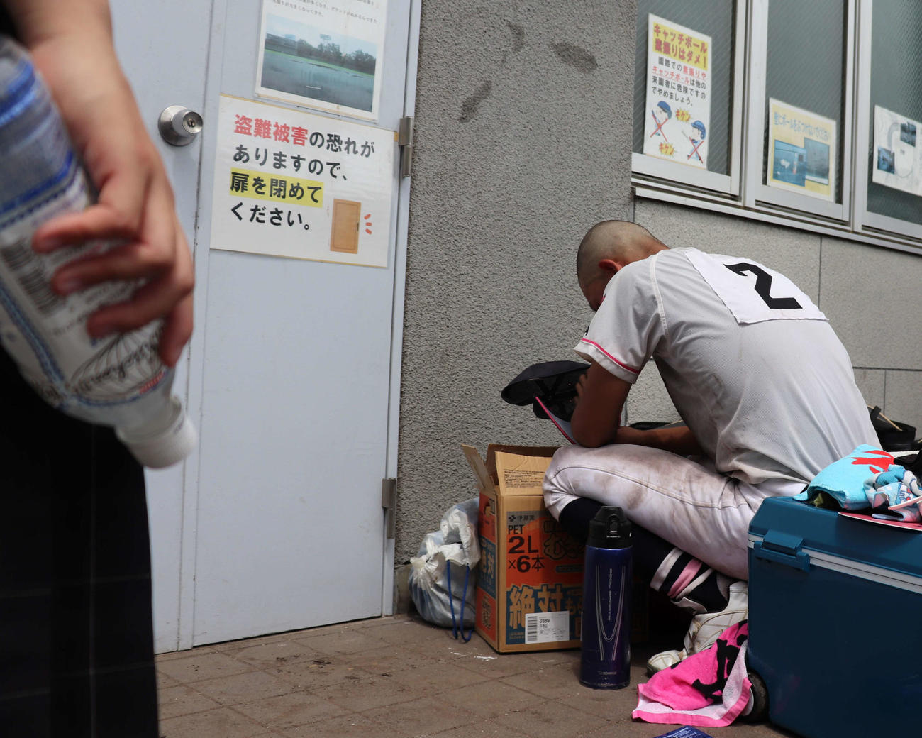 大阪大会桜和対四條畷　試合に敗れ、しゃがみこんで涙を流す桜和の主将・八田遥斗捕手（3年）（撮影・中島麗）