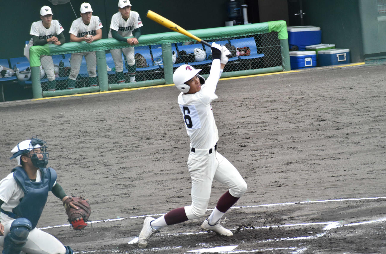 6回裏1死満塁から右犠飛を放った田辺・山本陣（撮影・古財稜明）