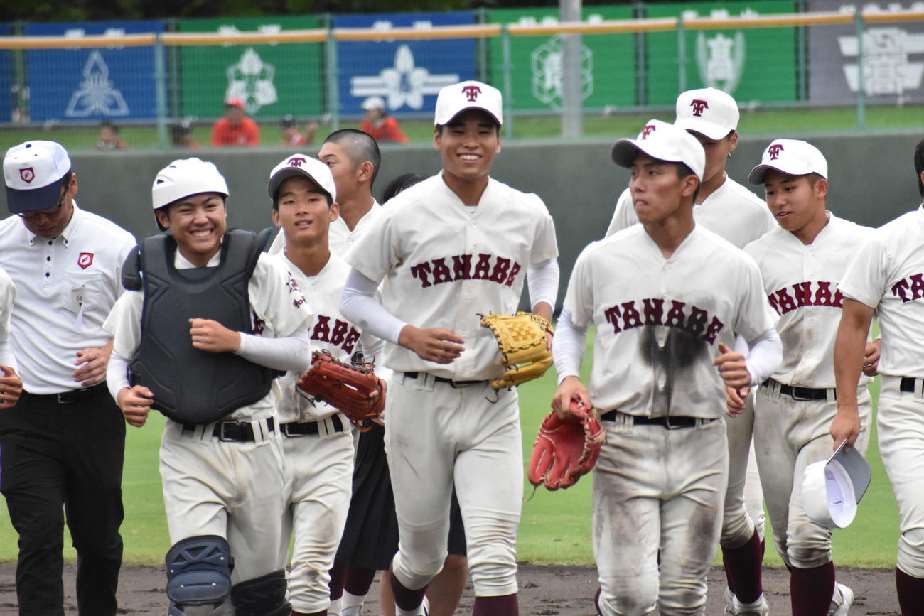 田辺対市和歌山　勝利し笑顔をみせる山本陣（中央）ら田辺ナイン（撮影・古財稜明）