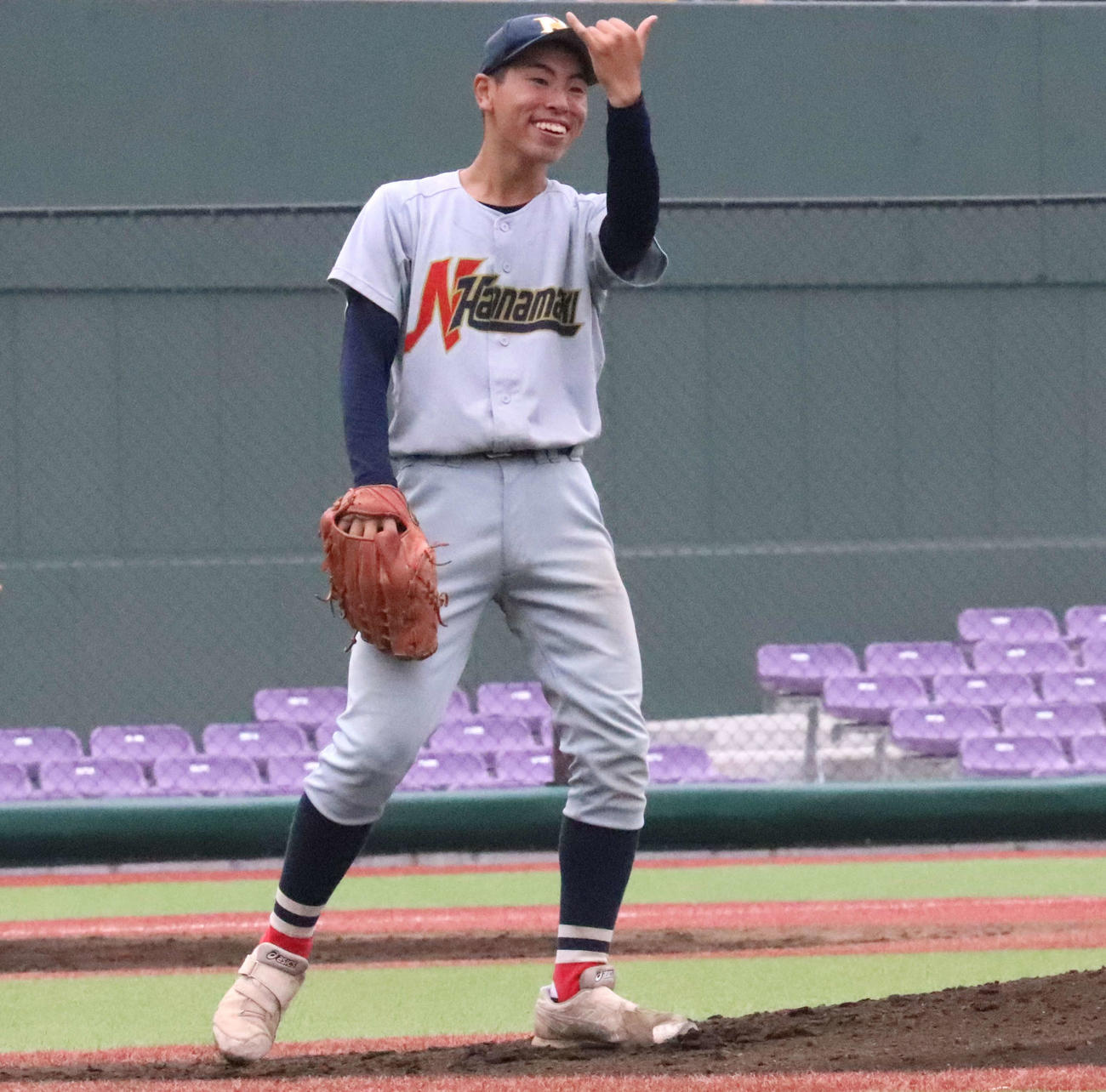 花巻東対花巻農　笑顔でチームメートとアウトカウントを確認する花巻農・小原幸（撮影・黒須亮）