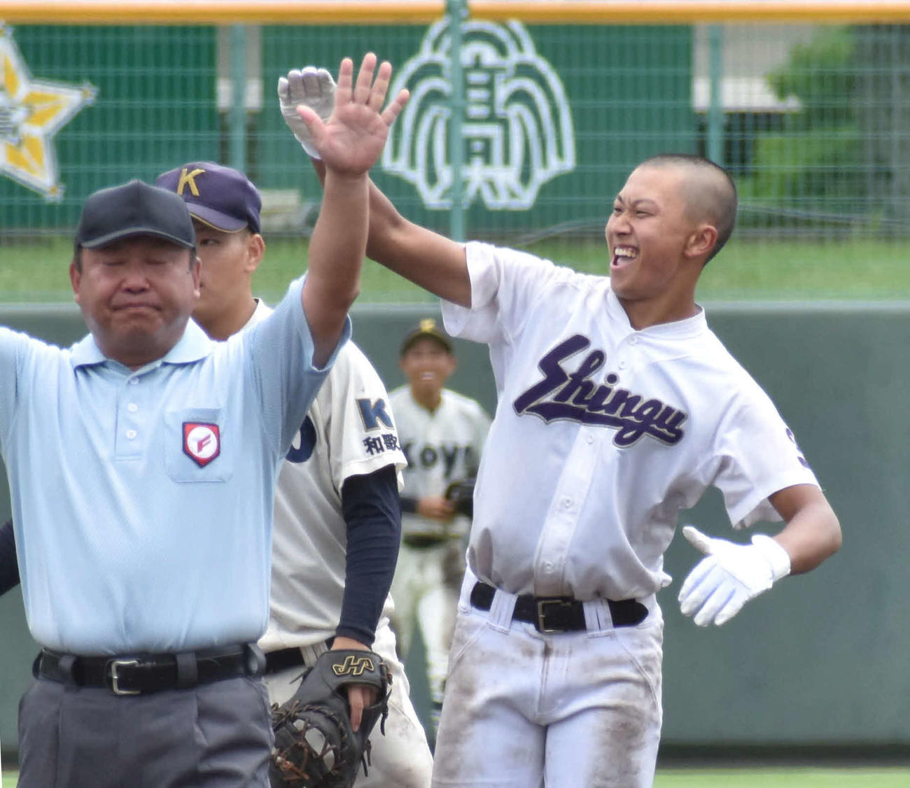 新宮・新翔対向陽　7回表新宮・新翔無死、左中間への二塁打を放ち、ベンチにポーズを決める引地主将（撮影・古財稜明）