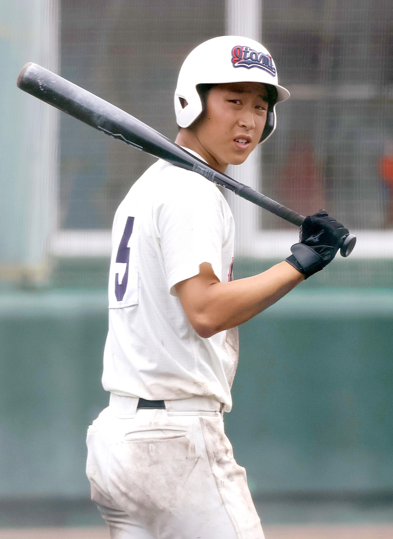 県伊丹対県尼崎　7回表の打席に向け準備する県伊丹・保田（撮影・上山淳一）