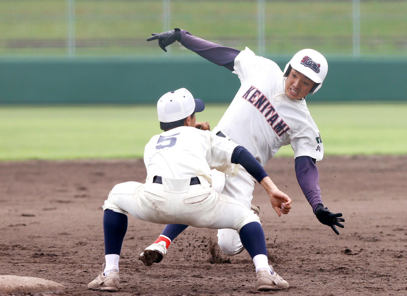 県伊丹対県尼崎　9回表県伊丹2死三塁、千葉（右）は同点の右中間適時三塁打を放ち三塁へ向かう（撮影・上山淳一）