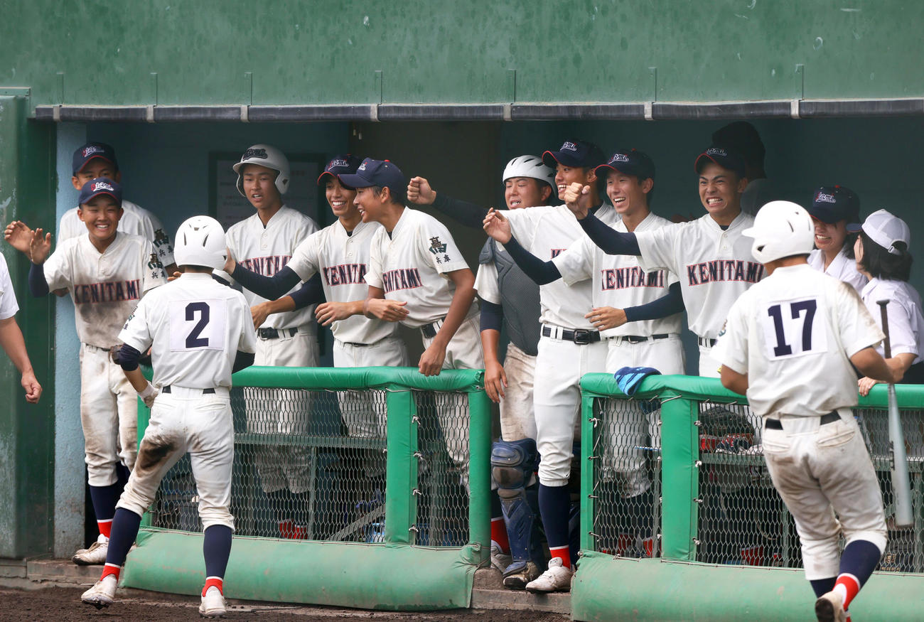 県伊丹対県尼崎　9回表県伊丹2死三塁、千葉喜晴の同点右中間適時三塁打に歓喜する県伊丹ナイン（撮影・上山淳一）