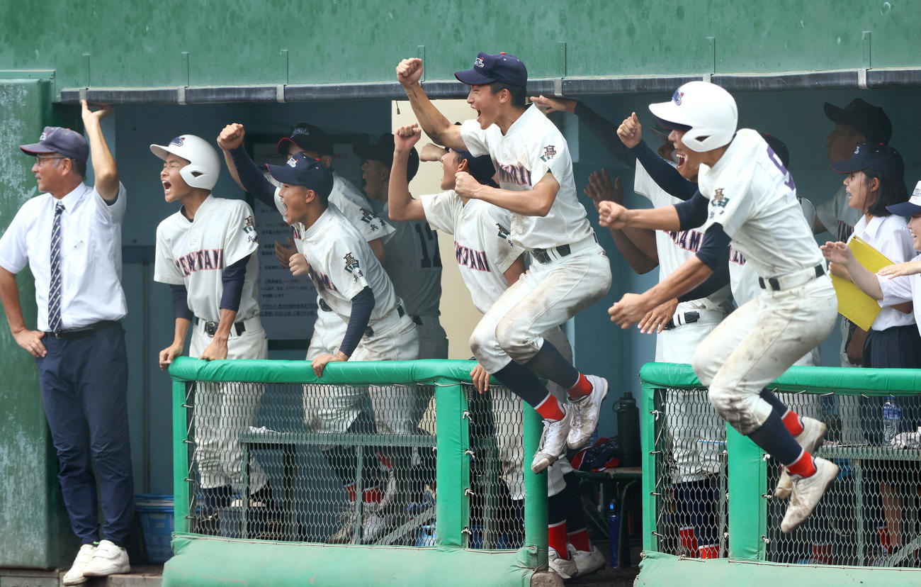 県伊丹対県尼崎　9回表県伊丹2死三塁、千葉喜晴の同点右中間適時三塁打に歓喜する県伊丹ナイン（撮影・上山淳一）