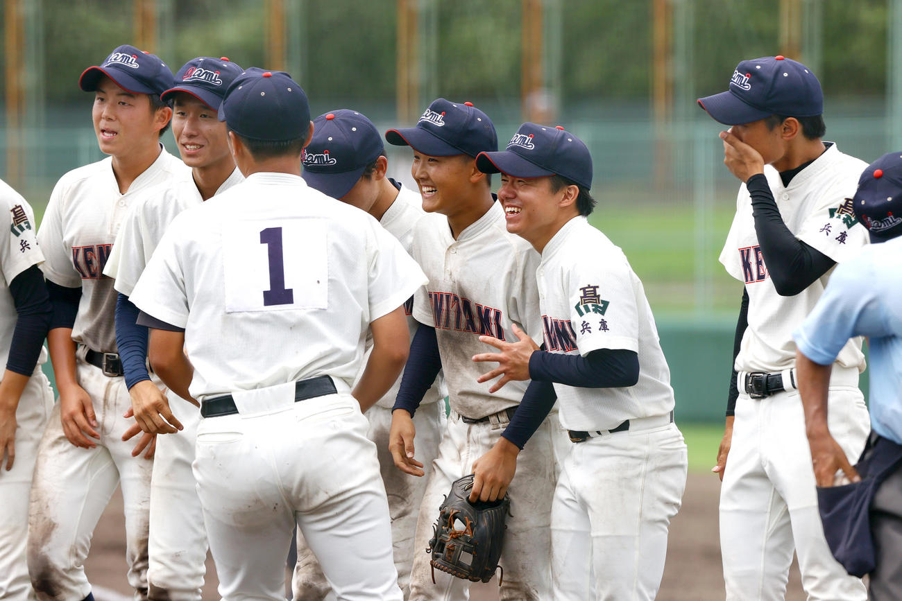 県伊丹対県尼崎　9回逆転で県尼崎に勝利し笑顔を見せる県伊丹・烏山（右から3人目）とナインら（撮影・上山淳一）