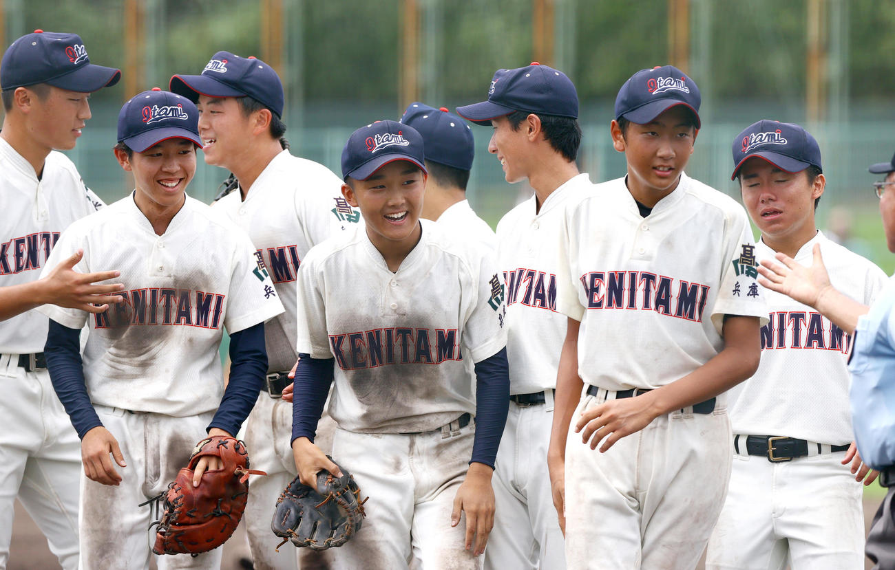 県伊丹対県尼崎　9回逆転で県尼崎に勝利し笑顔を見せる県伊丹・烏山（左から4人目）とナインら（撮影・上山淳一）