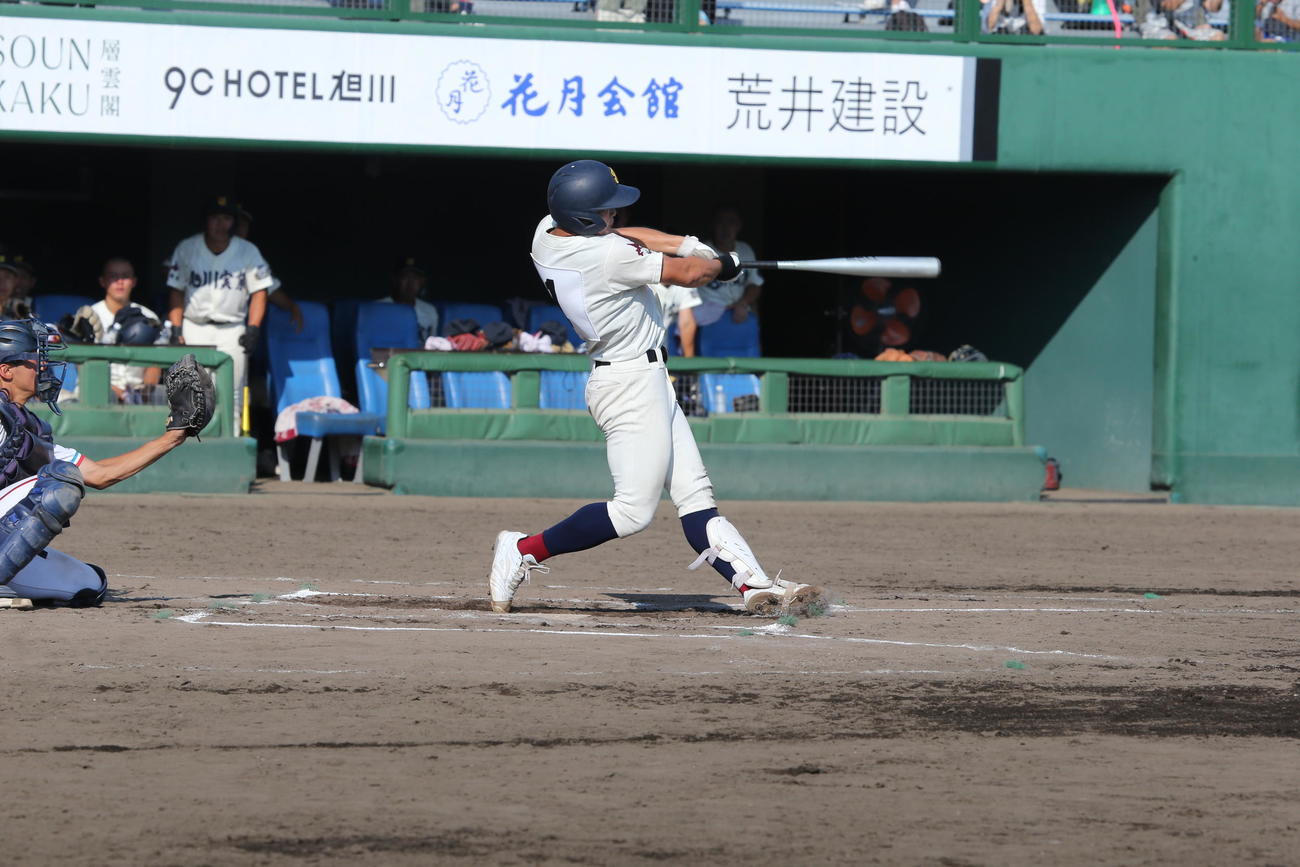 旭川実対士別翔雲　6回裏旭川実無死、田中は左越えにソロ本塁打を放つ（撮影・中島洋尚）