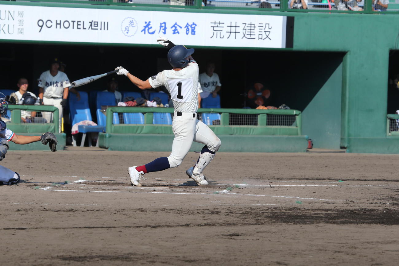 旭川実対士別翔雲　6回裏旭川実無死、田中は左越えにソロ本塁打を放つ（撮影・中島洋尚）
