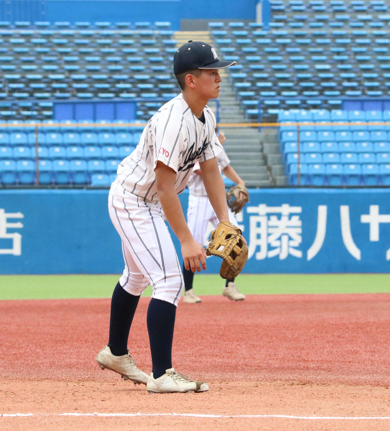 二松学舎大付対岩倉　三塁手として守備に就く岩倉・高橋梁（撮影・水谷京裕）