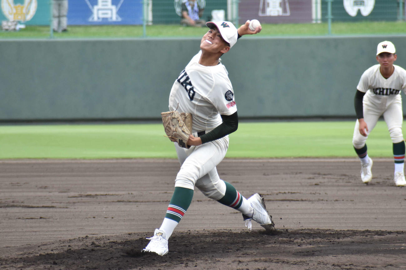 田辺戦に先発した市和歌山の1年生右腕の丹羽（撮影・古財稜明）