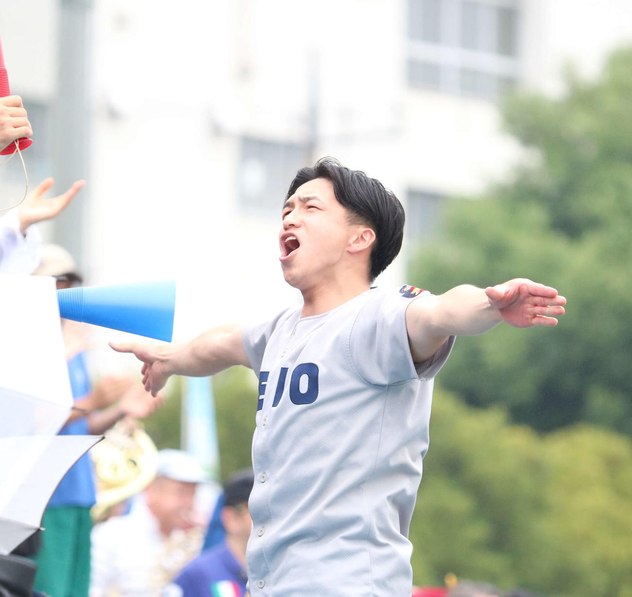 慶応志木応援席を盛り上げる卒業生の板谷篤志さん（撮影・野見山拓樹）