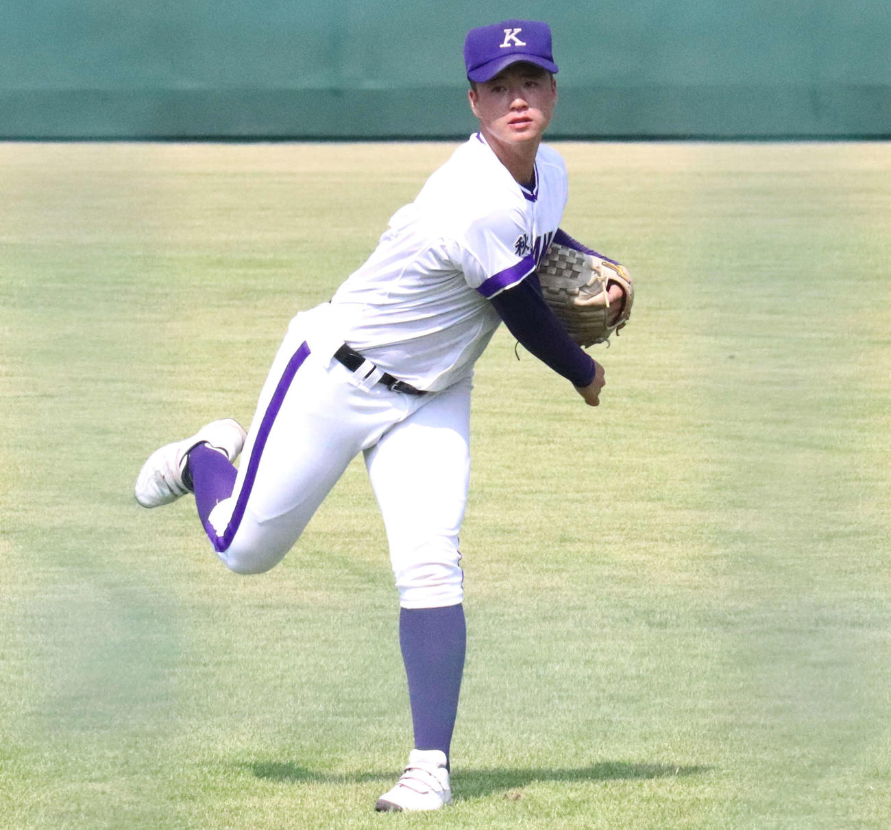 金足農対本荘　試合前にキャッチボールをする金足農・吉田（撮影・黒須亮）