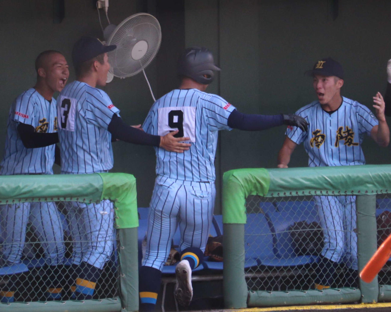 紀北農芸対和歌山南陵　2回無死で左翼へのソロホームランを放った、和歌山南陵の山塚