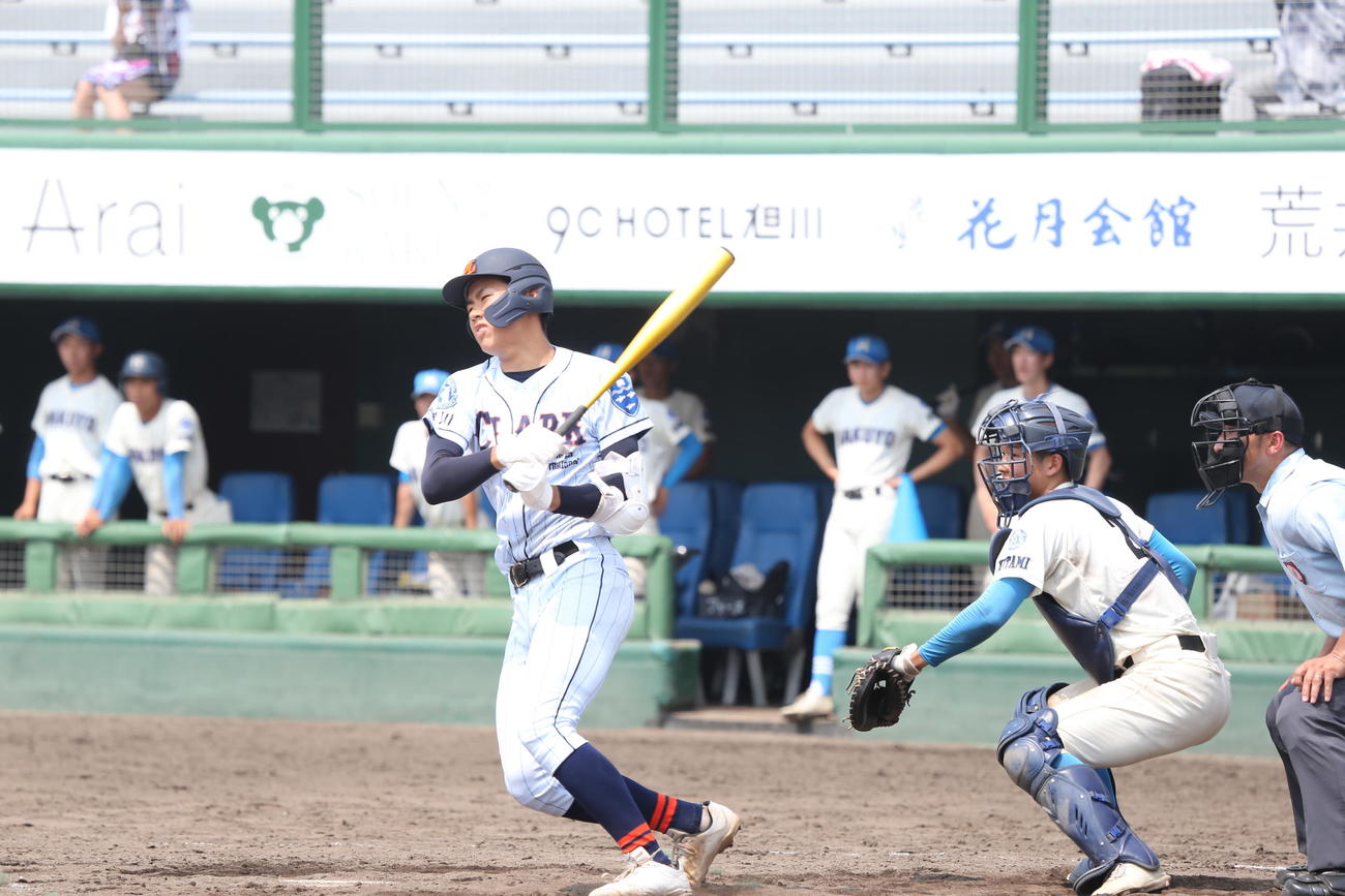 クラーク対北見柏陽　4回裏2死二、三塁でクラークの辻田丞投手は左前適時打を放つ（撮影・中島洋尚）