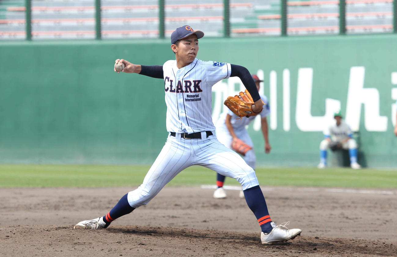 クラーク対北見柏陽　クラークの辻田投手は力投を見せる（撮影・中島洋尚）