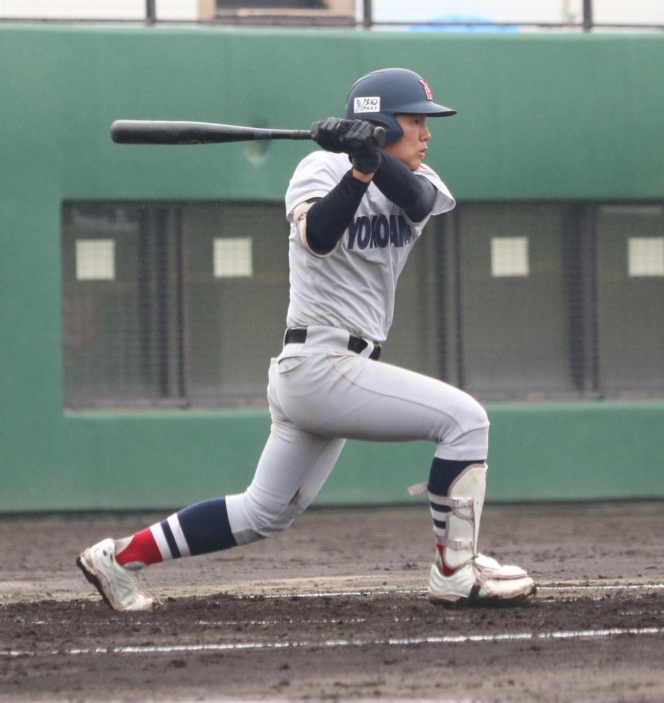 横浜対麻溝台　2回表横浜1死二塁、右へ適時打を放つ小野（撮影・深田雄智）