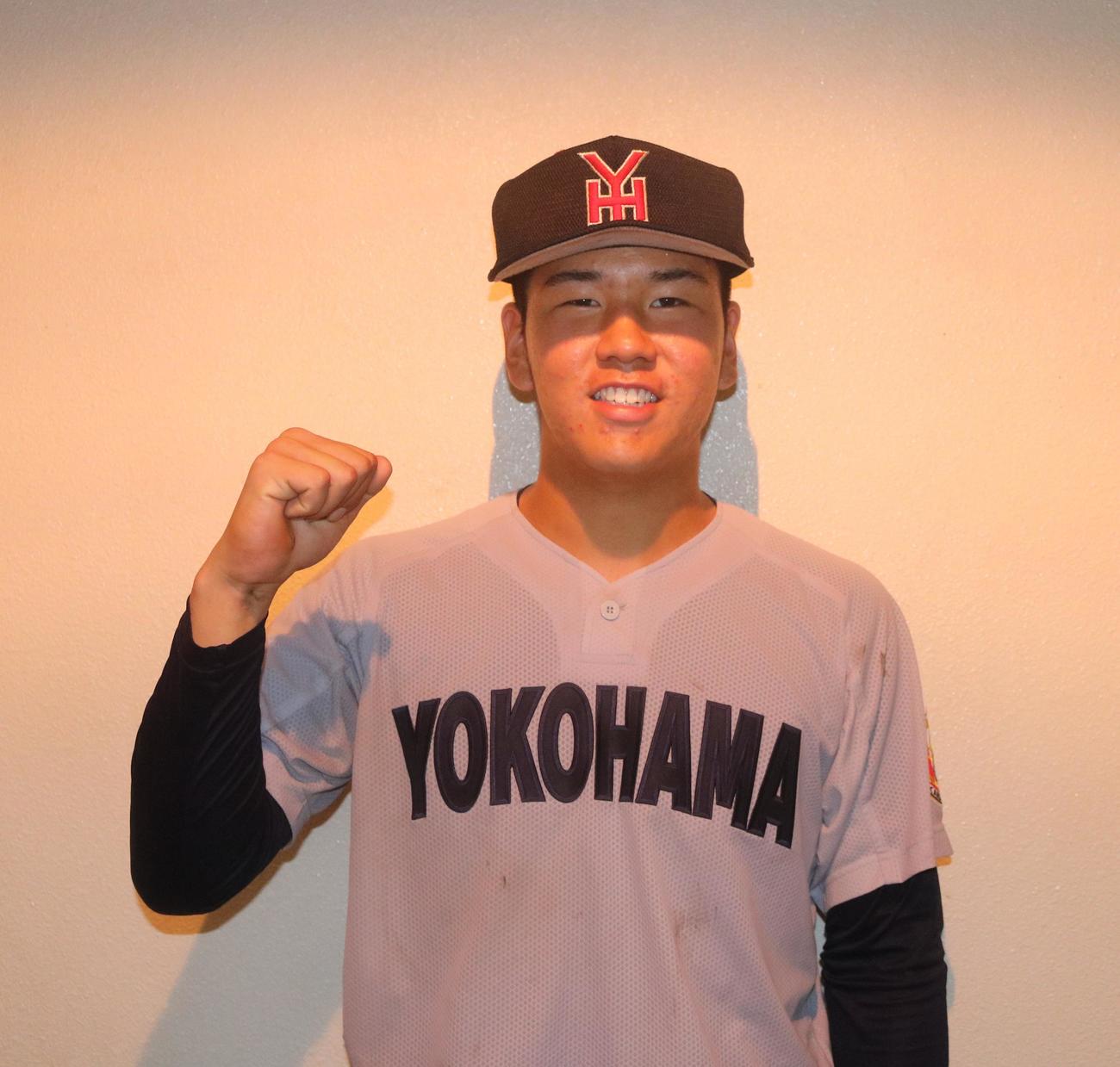 横浜対麻溝台　笑顔で写真に納まる小野（撮影・深田雄智）