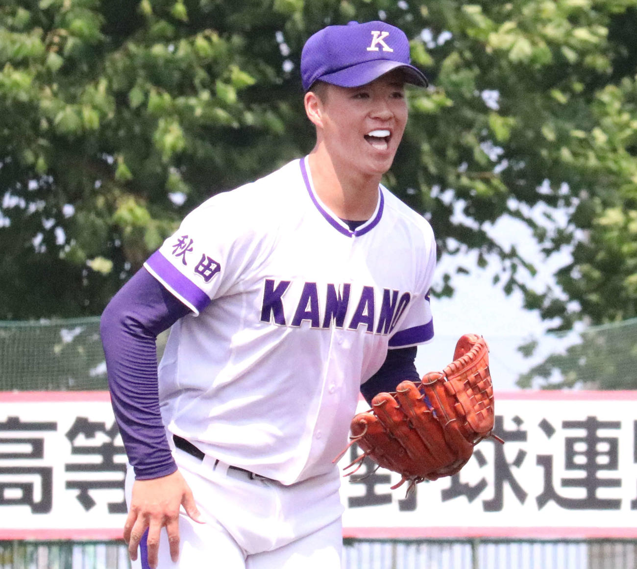 金足農対本荘　1回表本荘2死、渡部を遊ゴロに打ち取りベンチへ戻る吉田（撮影・黒須亮）