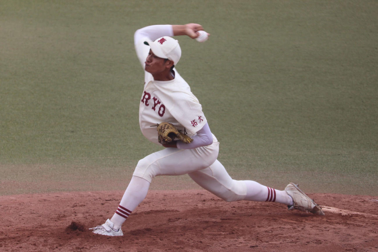 検見川対拓大紅陵　7回から3番手として2回を2安打2失点の拓大紅陵エース竹内（撮影・保坂淑子）
