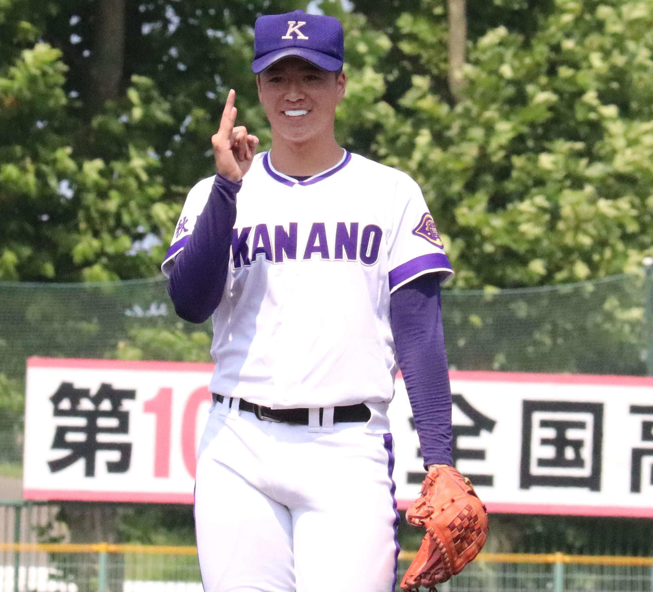 金足農対本荘　1回表本荘1死、捕邪飛を相馬が好捕し、笑顔を見せる吉田（撮影・黒須亮）
