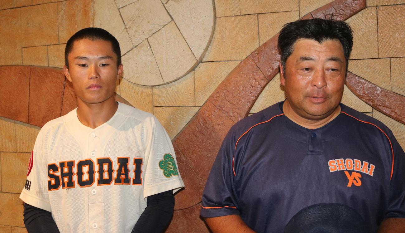 慶応対横浜商大高　継続試合となり、取材に応じた横浜商大高・八木澤監督（左）と鈴木主将（撮影・深田雄智）