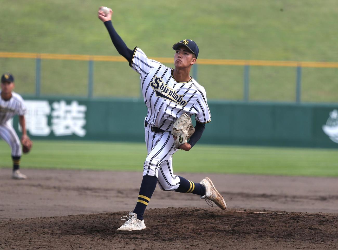 白樺学園対遠軽　1失点で完投した白樺学園の半沢（撮影・中島洋尚）