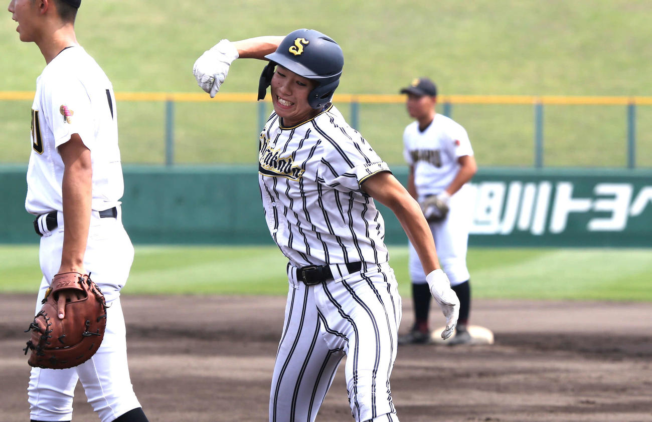 白樺学園対遠軽　1回裏1死満塁、白樺学園の5番冨沢左翼手は、左翼線2点適時打を放ち一塁ベース上で渾身（こんしん）のガッツポーズ（撮影・中島洋尚）2
