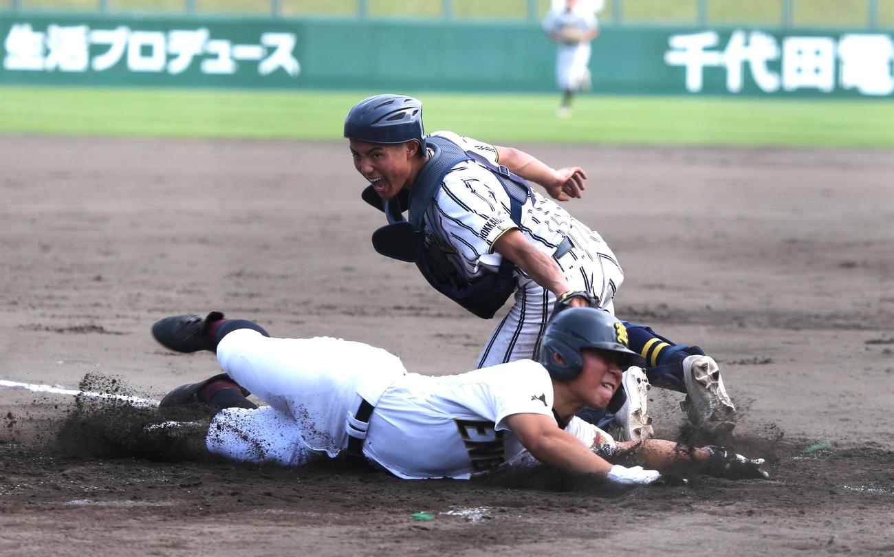 白樺学園対遠軽　7回表遠軽2死二塁、門田の中前安打で浅野（手前）がホームを狙うも寸前でタッチアウト。捕手は浅野（撮影・中島洋尚）
