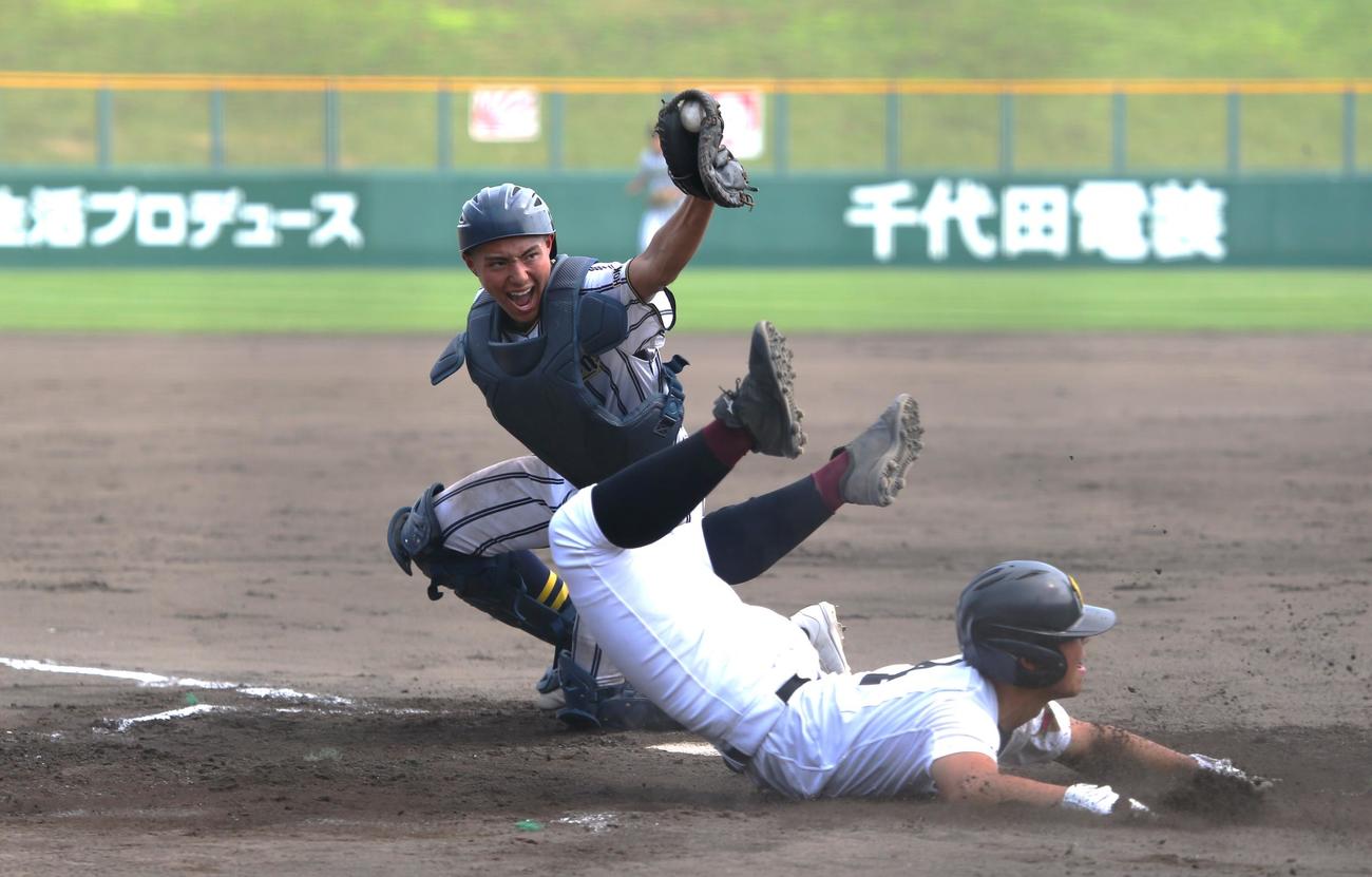 白樺学園対遠軽　7回表遠軽2死二塁、門田の中前打で浅野（手前）がホームを狙うもタッチアウト。捕手は浅野（撮影・中島洋尚）