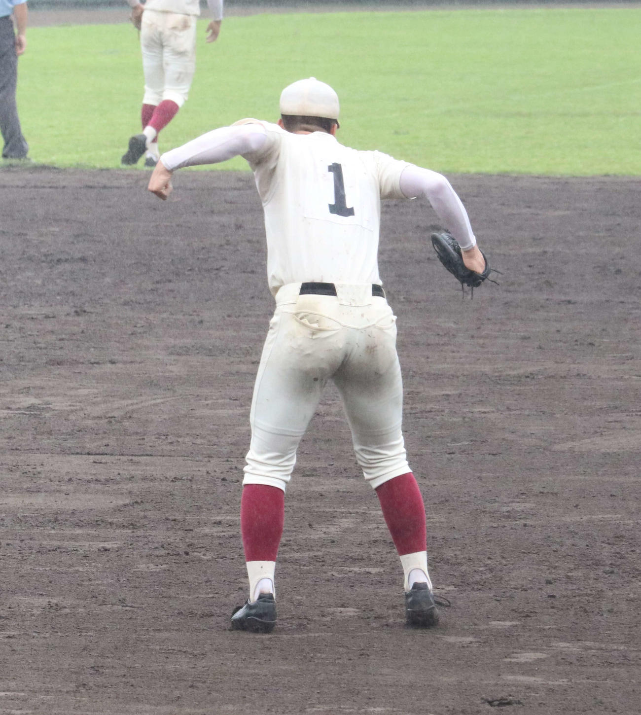 早実対明大八王子　10回完投勝利を挙げ、ガッツポーズする早実・中村（撮影・水谷京裕）