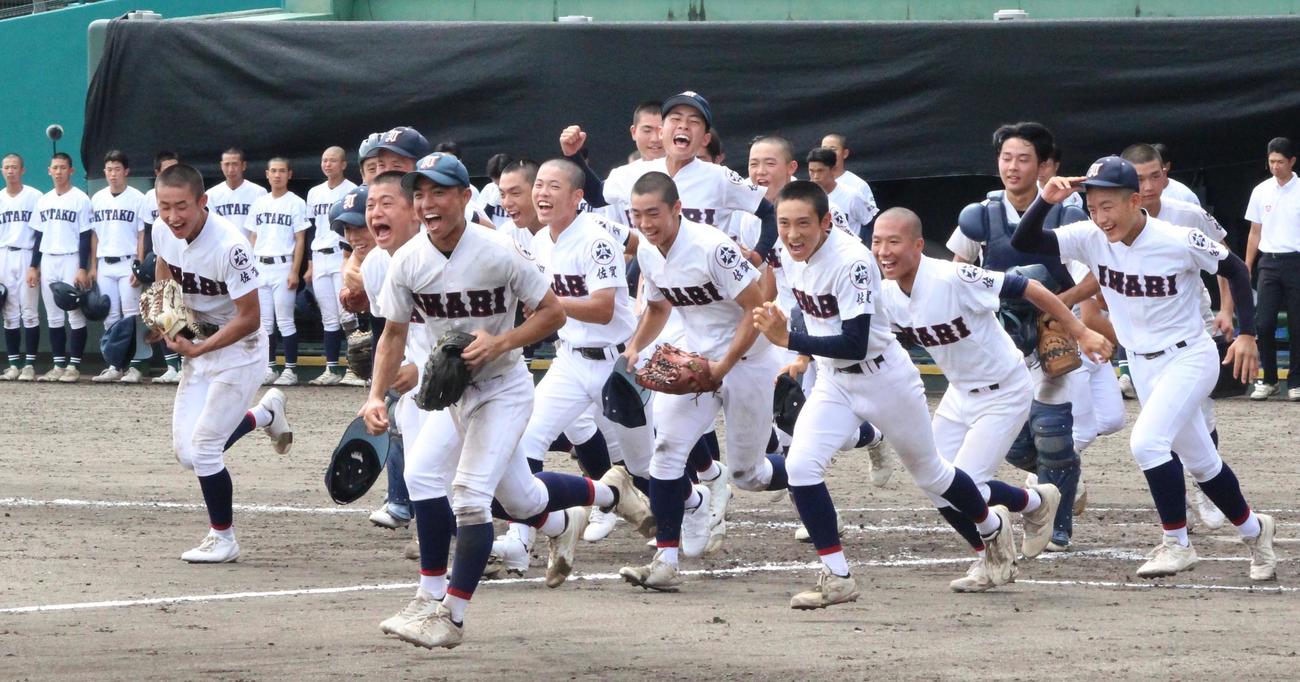 佐賀北対伊万里　校歌を歌い、元気よく駆け出す伊万里ナイン（撮影・菊川光一）