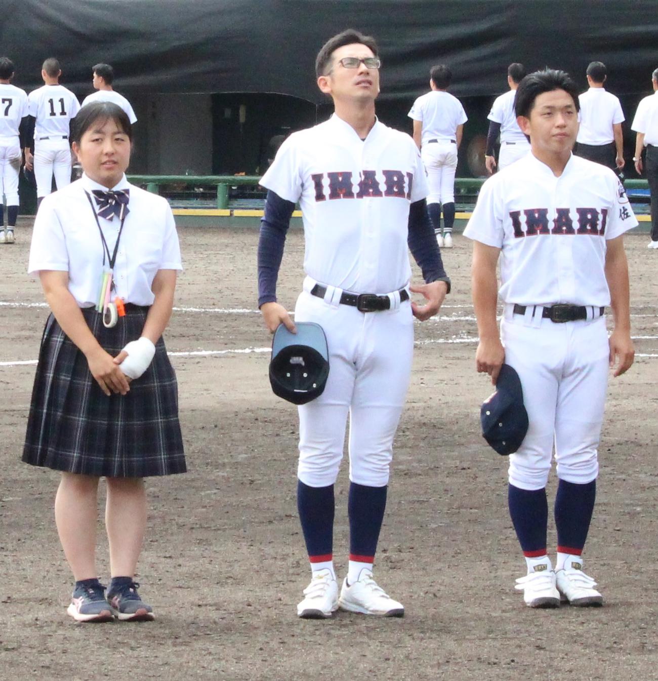 佐賀北対伊万里　試合後、スタンドにあいさつする佐賀北OBの伊万里・真崎貴史監督（中央）（撮影・菊川光一）