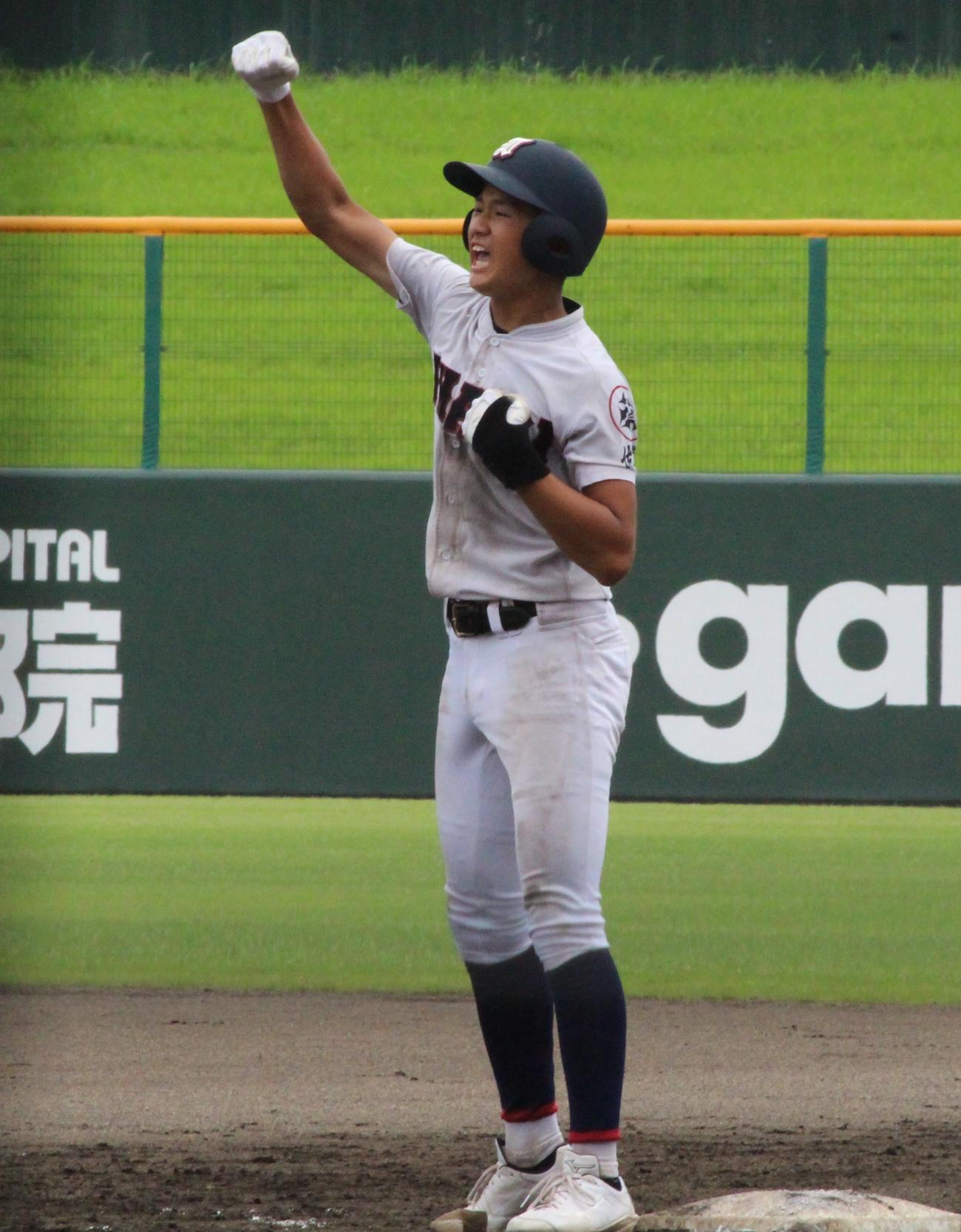 佐賀北対伊万里　6回裏2死満塁、左前適時打でガッツポーズする岩永太郎内野手（撮影・菊川光一）