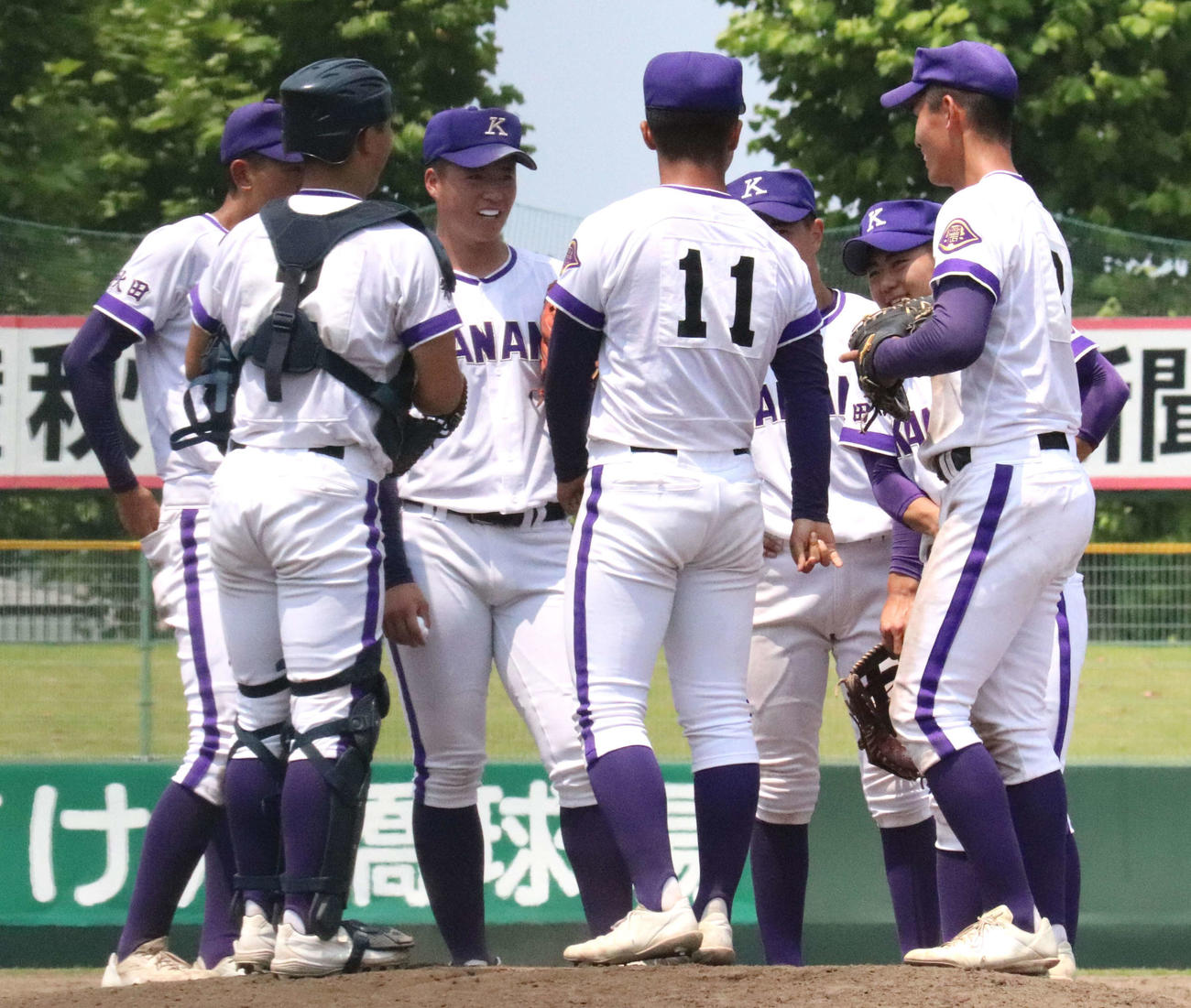 金足農対本荘　6回表本荘1死一、二塁、マウンドに輪を作る金足農内野陣（撮影・黒須亮）