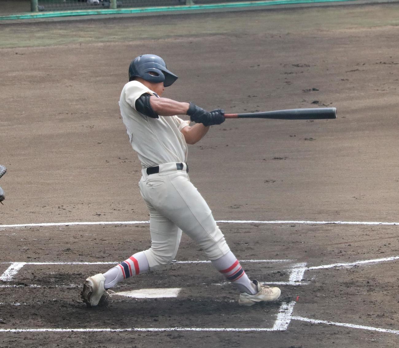 1回、東洋大姫路の白鳥が2点適時二塁打を放つ（撮影・林亮佑）