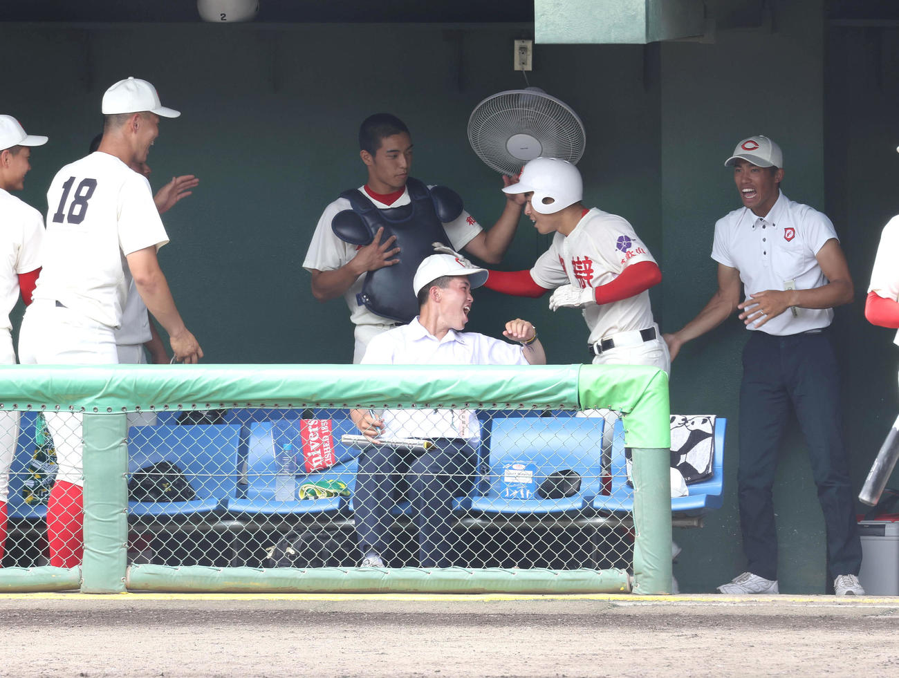 笠田対智弁和歌山　4回表智弁和歌山2死、松本（右から2人目）は左越え本塁打を放ちベンチでナインとタッチを交わす（撮影・白石智彦）