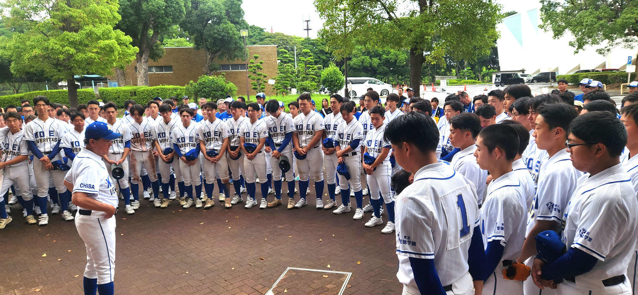 試合後、球場外で最後のミーティングを行い、舘野文彦監督の言葉に耳を傾ける光英VERITASの選手たち（撮影・保坂淑子）