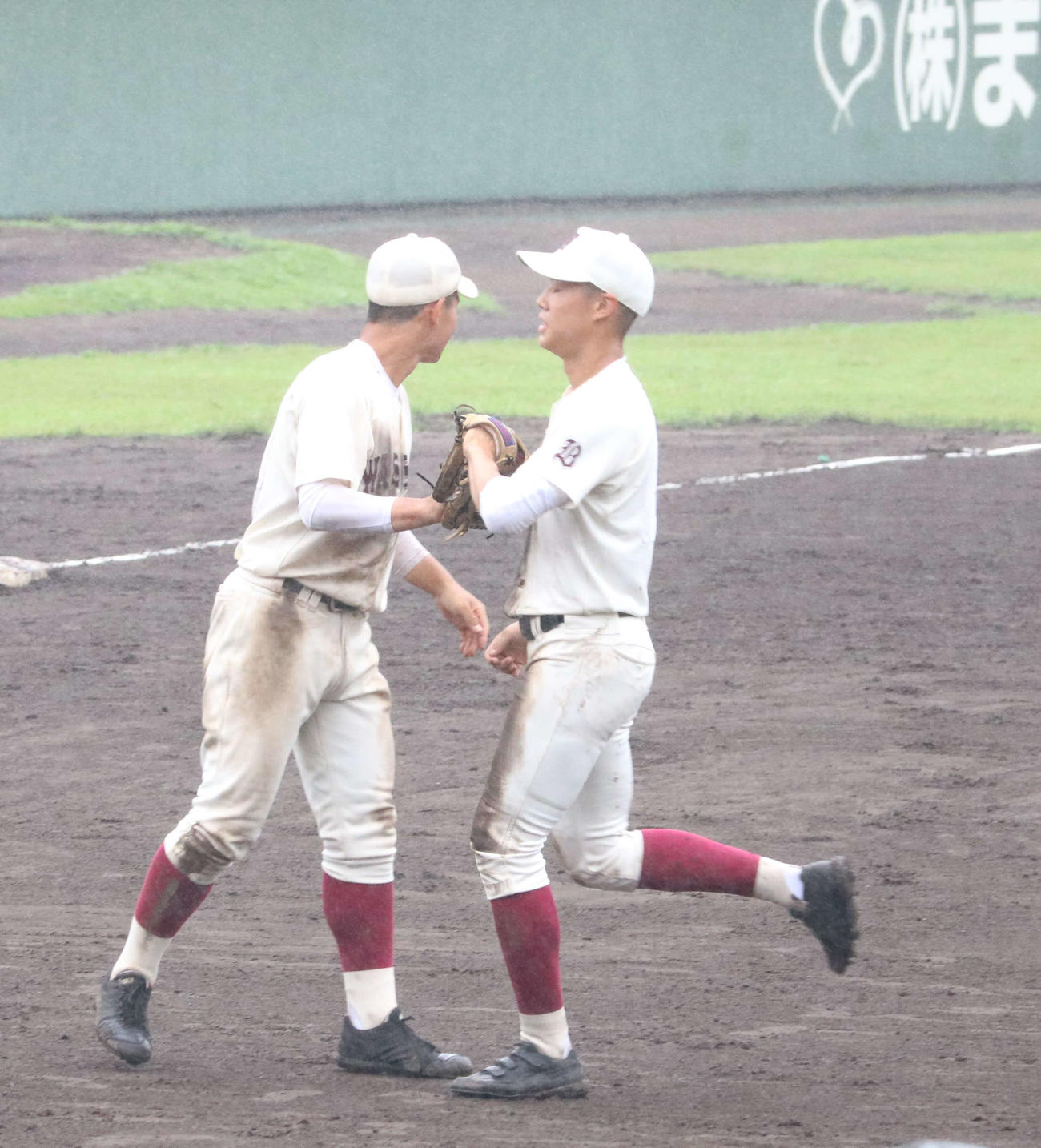 早実対明大八王子　試合に勝利し、チームメートとハイタッチをする早実・三沢（撮影・水谷京裕）