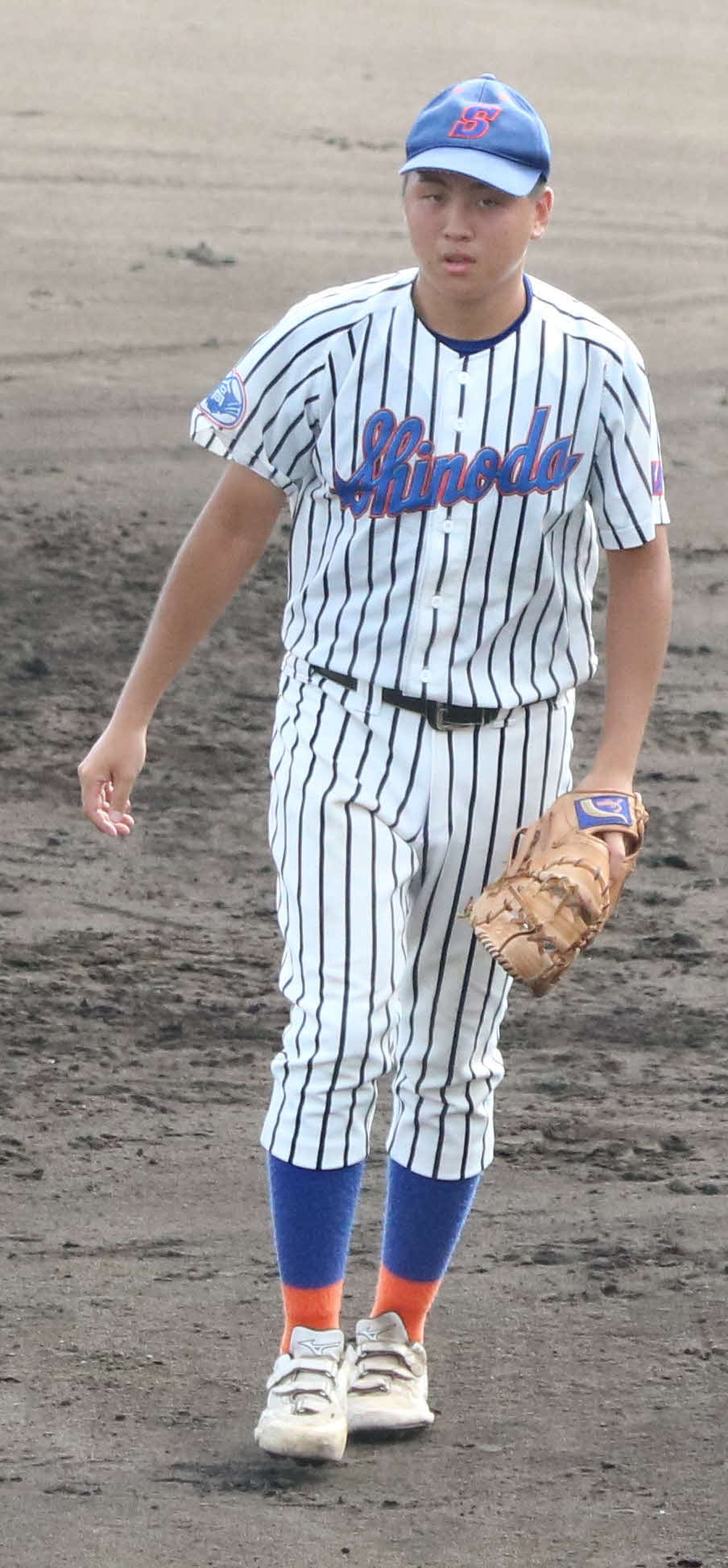 東住吉総合・泉尾工対信太　7回、東住吉総合・泉尾工1死一塁、遊ゴロ併殺で7回コールド勝利を決めウイニングボールをつかんだ信太・高川（撮影・塚本光）