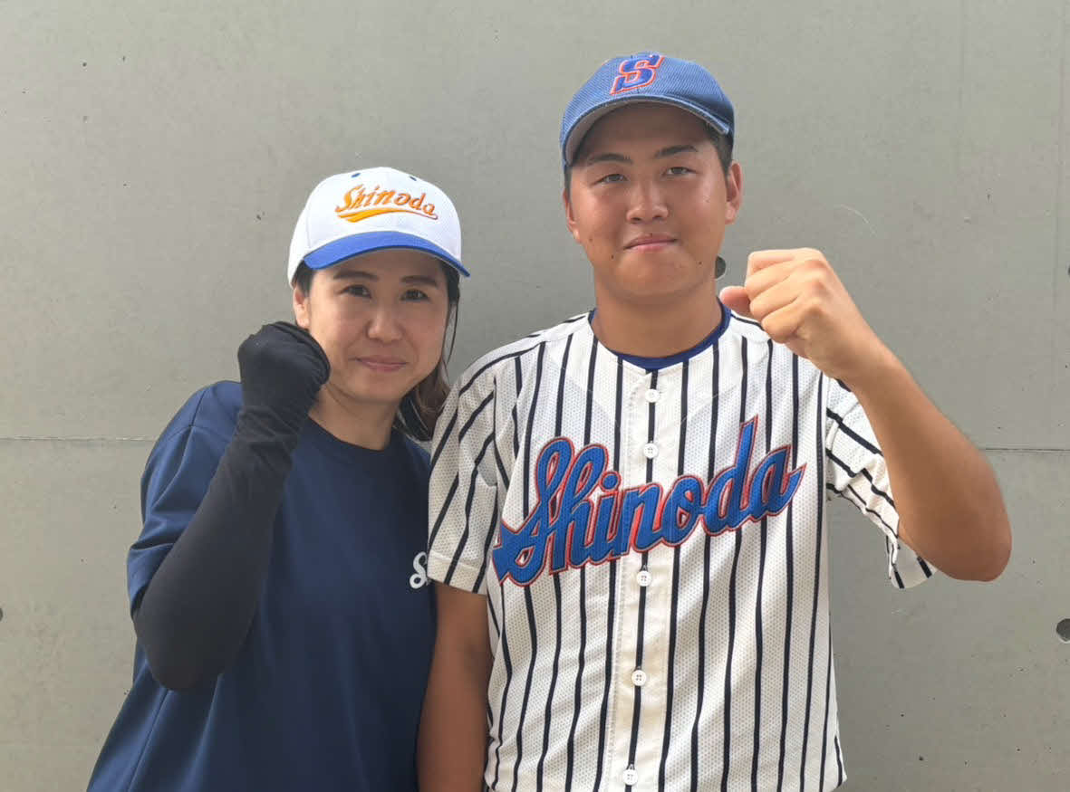 東住吉総合・泉尾工対信太　試合後、母（左）とともにガッツポーズをする信太・高川（撮影・塚本光）