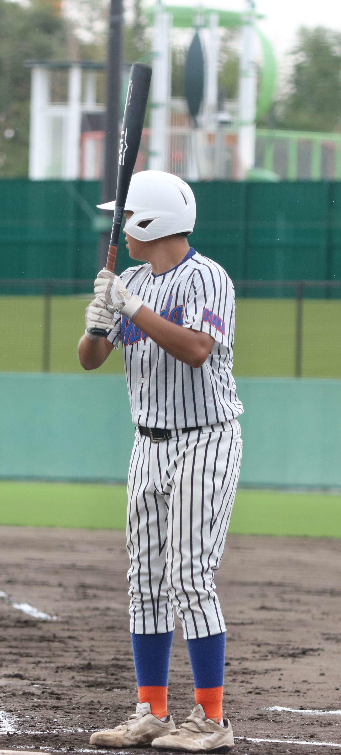 東住吉総合・泉尾工対信太　2回にバントの構えに入る前の信太・高川（撮影・塚本光）
