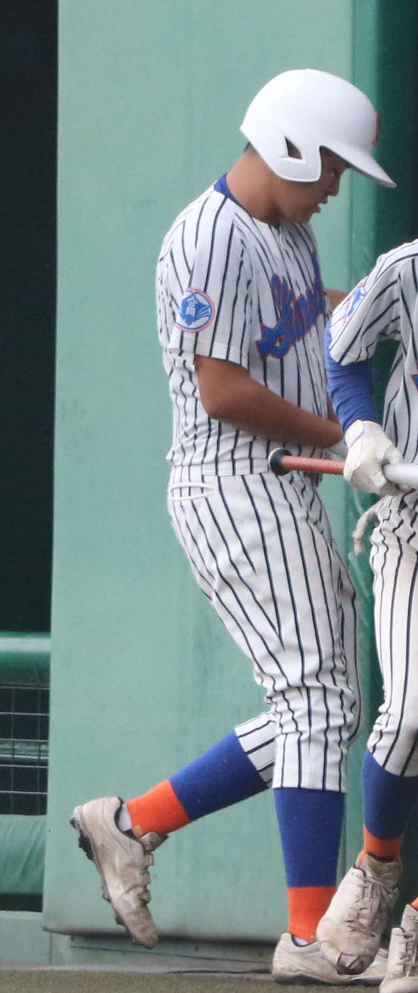 東住吉総合・泉尾工対信太　2回に投犠打を決め、ベンチに戻る信太・高川（撮影・塚本光）